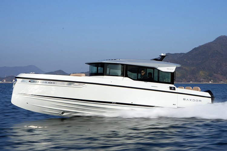 Ad custom yacht